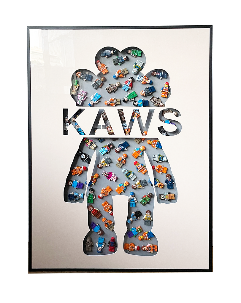 תמונת KAWS עם דמויות לגו  -לבנה